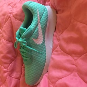 Nike WMNS Tanjun turquoise